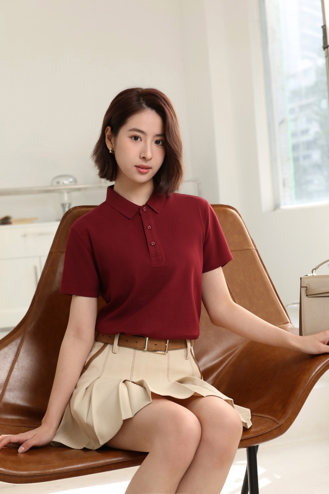 在河南仟禧廣告衫廠，我們深知一件高品質(zhì)廣告衫對(duì)企業(yè)形象的重要性。因此，我們始終堅(jiān)持"品質(zhì)至上"的生產(chǎn)理念，從源頭把控產(chǎn)品質(zhì)量。我們的廣告衫定制產(chǎn)品全部采用新疆阿克蘇地區(qū)特級(jí)長(zhǎng)絨棉作為基礎(chǔ)面料，這種棉花因日照時(shí)間長(zhǎng)、棉纖維長(zhǎng)而聞名，其制成的面料具有透氣性好、吸濕性強(qiáng)、手感柔軟等突出特點(diǎn)。  為了確保成衣品質(zhì)，我們投入巨資引進(jìn)了國(guó)際領(lǐng)先的預(yù)縮水處理設(shè)備，所有面料在生產(chǎn)前都經(jīng)過(guò)三次預(yù)縮處理，使縮水率控制在3%以內(nèi)，遠(yuǎn)低于行業(yè)8%的平均水平。同時(shí)，我們采用德國(guó)魯?shù)婪蚩咕莱粽砑夹g(shù)，使面料在保持天然特性的同時(shí)，還具有抗菌、防臭、抗紫外線等功能。  在印花工藝方面，我們根據(jù)不同客戶需求提供多種選擇：  水性膠漿印花：圖案立體感強(qiáng)，耐水洗  數(shù)碼直噴印花：色彩還原度高，過(guò)渡自然  熱轉(zhuǎn)印燙畫：細(xì)節(jié)表現(xiàn)精細(xì)，適合復(fù)雜圖案  立體刺繡：質(zhì)感高級(jí)，經(jīng)久耐用  我們的文化衫定制產(chǎn)品經(jīng)過(guò)50次標(biāo)準(zhǔn)洗滌測(cè)試，確保不起球、不變形、不褪色。所有成衣在出廠前都要經(jīng)過(guò)三次全檢，連一個(gè)線頭都不放過(guò)。正是這種對(duì)品質(zhì)的極致追求，讓我們贏得了眾多世界500強(qiáng)企業(yè)的信賴，成為他們指定的廣告衫供應(yīng)商